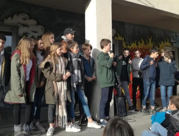 Reportage Radio Sommières sur la fresque en art plastique.