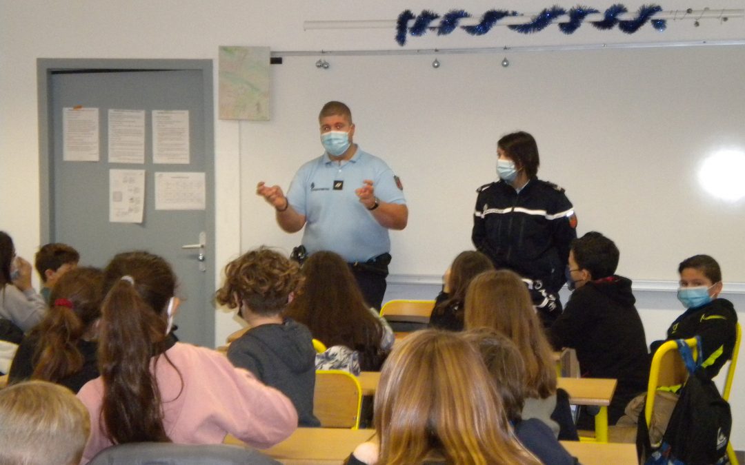 Intervention de la gendarmerie auprès des classes de Sixième pour évoquer les dangers sur Internet .