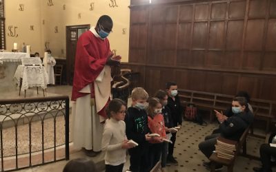 des enfants se préparent au baptême