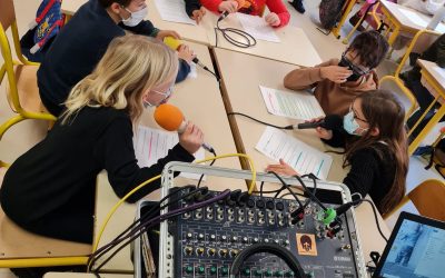 La classe des CE2/CM1 enregistre son émission radio