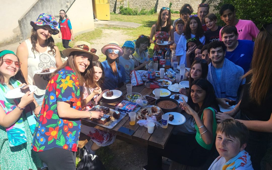 Dans un esprit de détente mais tout en travaillant, Miss Salomon a organisé un temps convivial sur le thème « plage » pour la classe de 3°3
