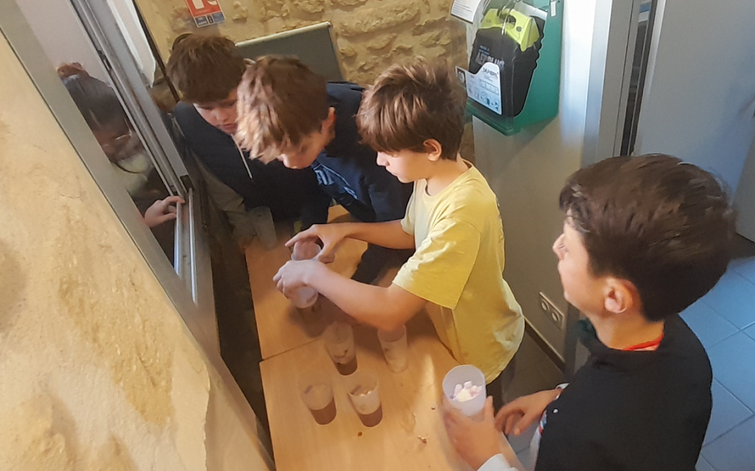 Une vente de chocolat chaud pour financer un voyage