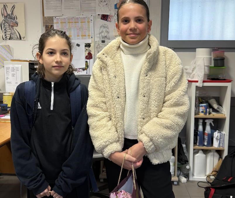 Deux artistes en herbe au concours de dessin du semestre