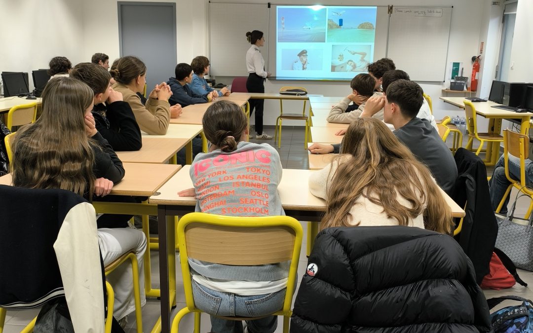 Une pilote de ligne en classe