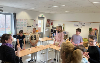 Les élèves découvrent l’art de la bougie parfumée