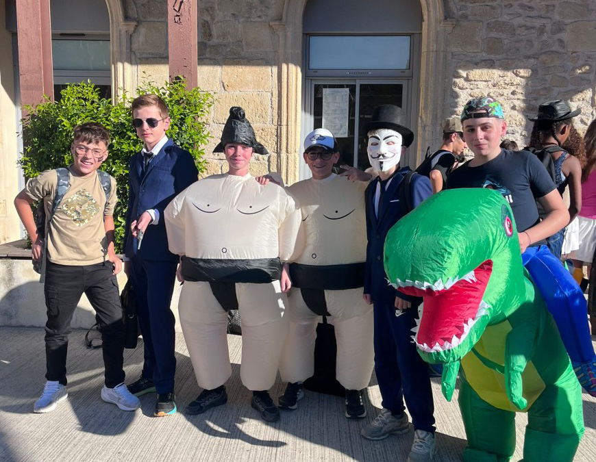 Un carnaval haut en couleurs au collège
